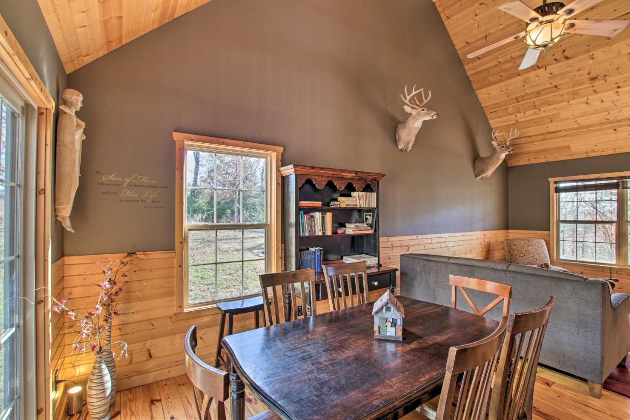 Updated Rural Retreat In New Haven Near Vineyards! Exterior photo