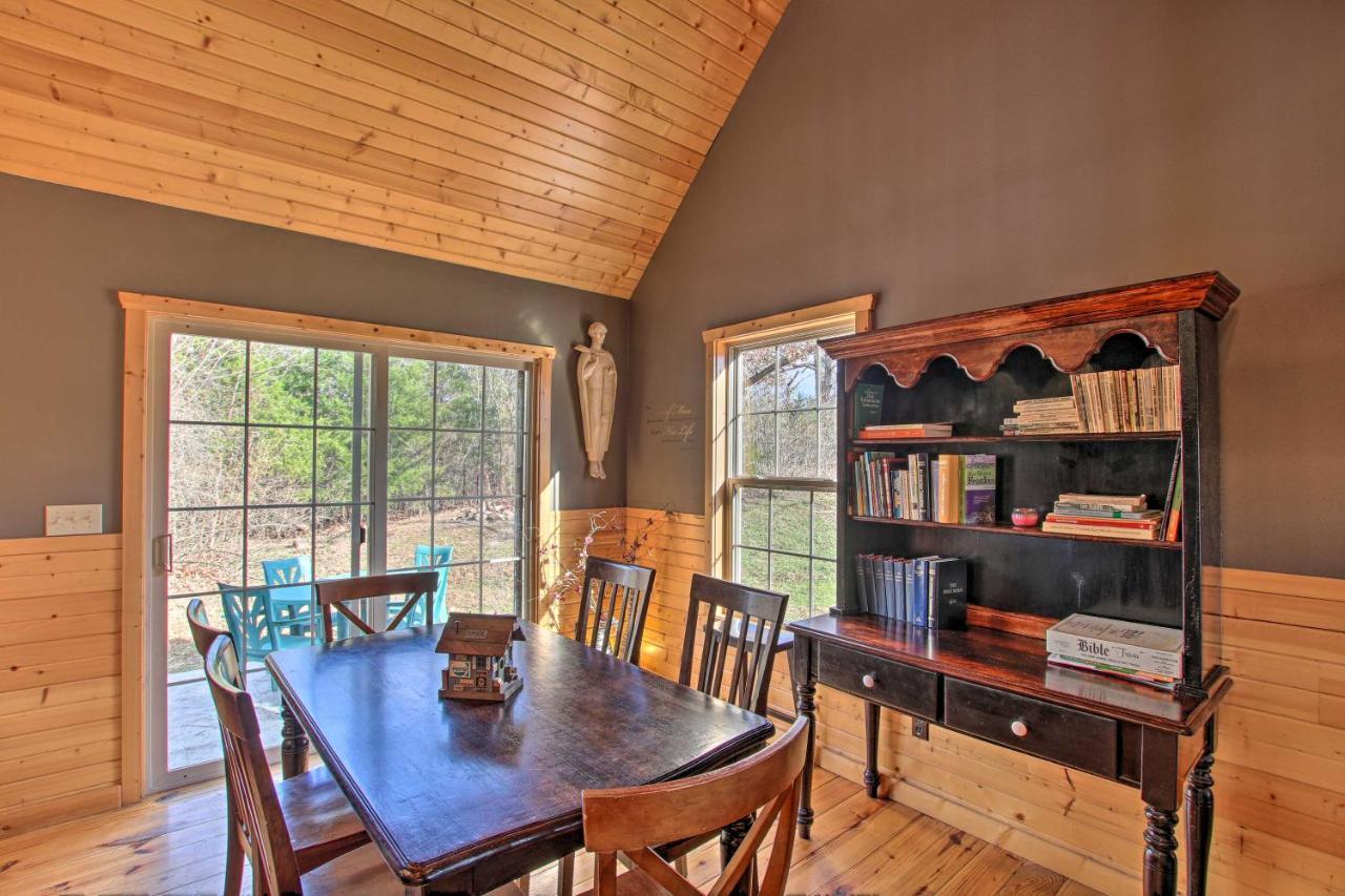 Updated Rural Retreat In New Haven Near Vineyards! Exterior photo