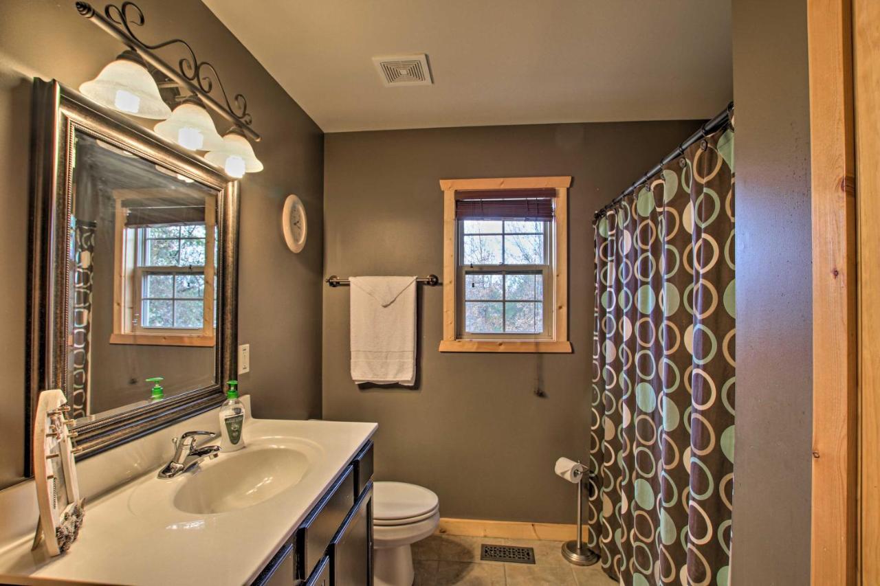 Updated Rural Retreat In New Haven Near Vineyards! Exterior photo