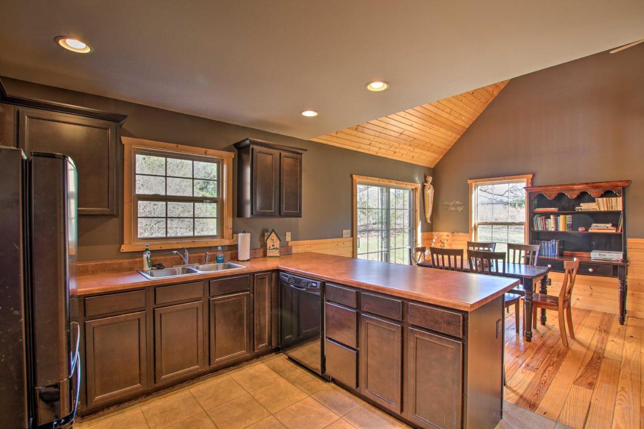 Updated Rural Retreat In New Haven Near Vineyards! Exterior photo