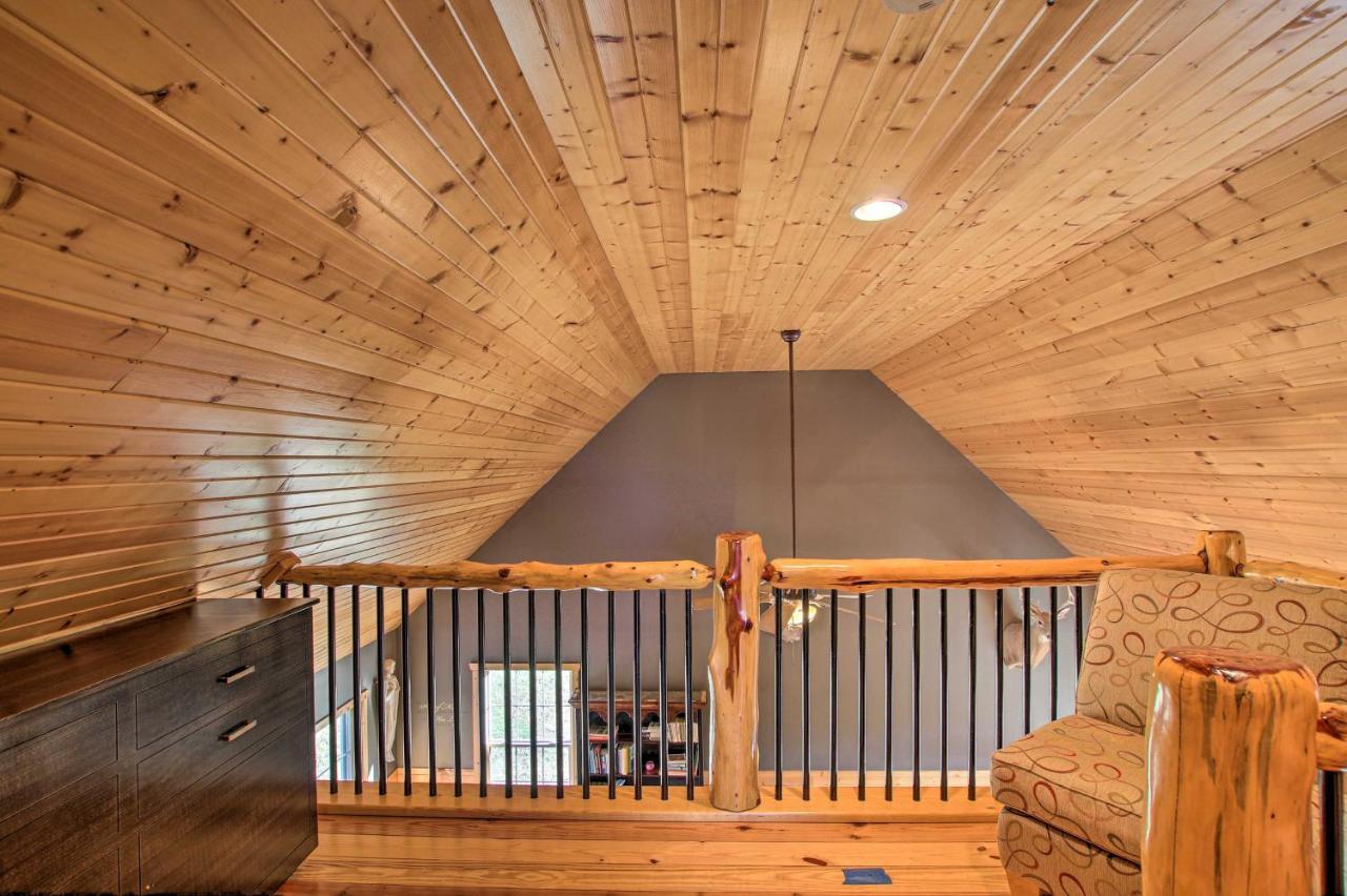 Updated Rural Retreat In New Haven Near Vineyards! Exterior photo